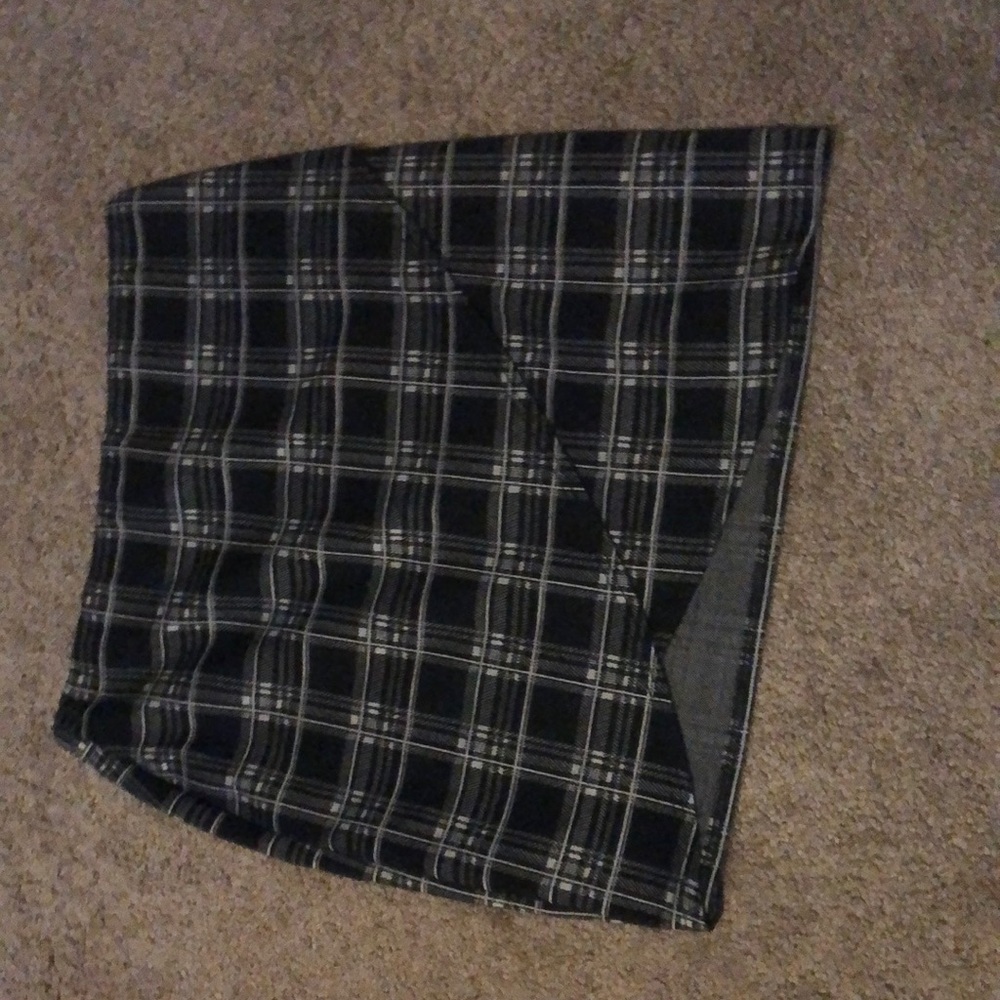 Size:m color:black & white brand Windsor
